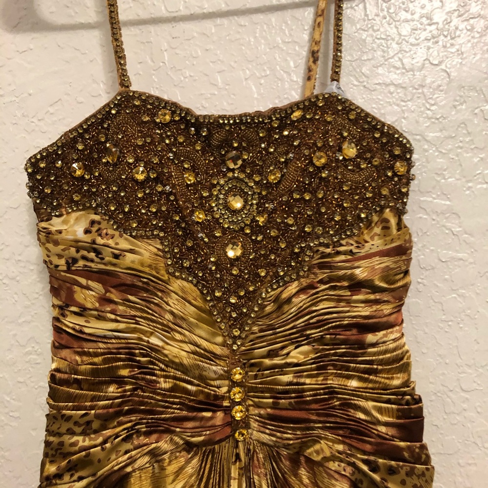 Gown - Picture 3 of 7